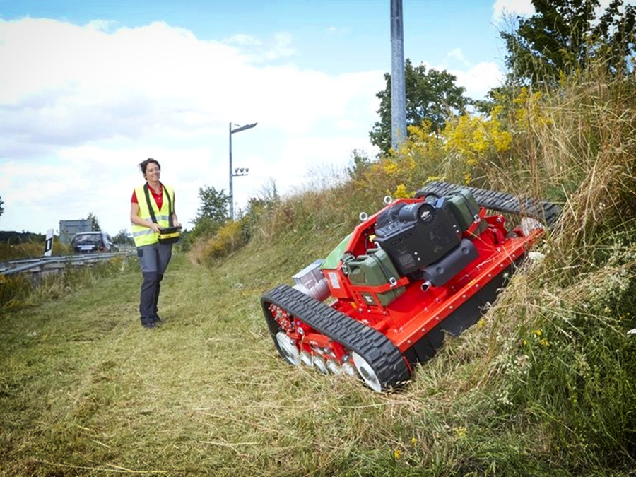 AGRIA 9600-112 – wydajne koszenie i mulczowanie na trudnym terenie Robot koszący AGRIA 9600-112 pracujący na stromym zboczu